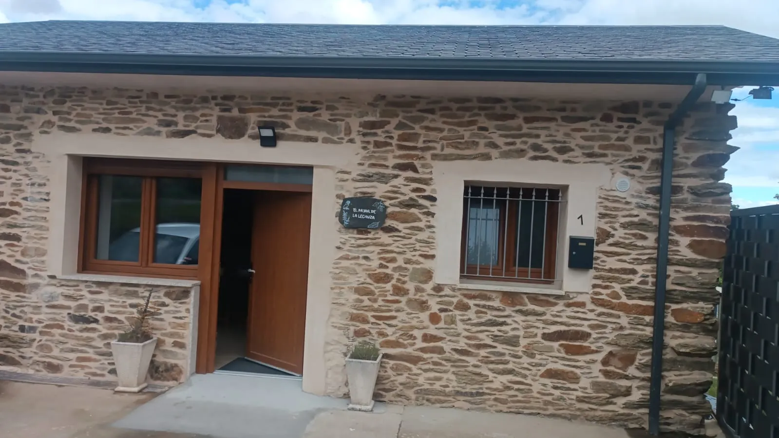 Fachada exterior de El Pajar de la Lechuza